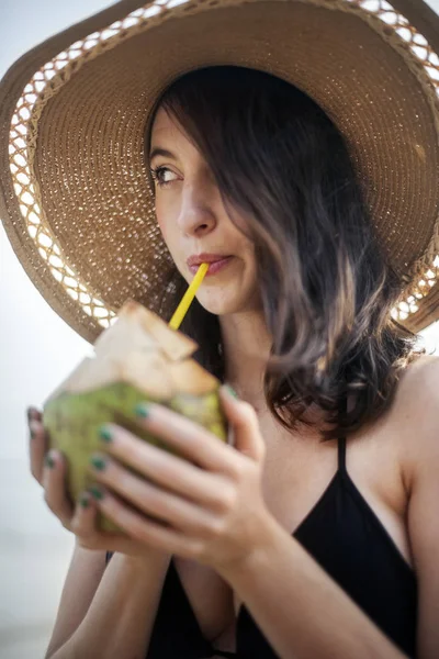 Krásná žena, pití z kokosu — Stock fotografie