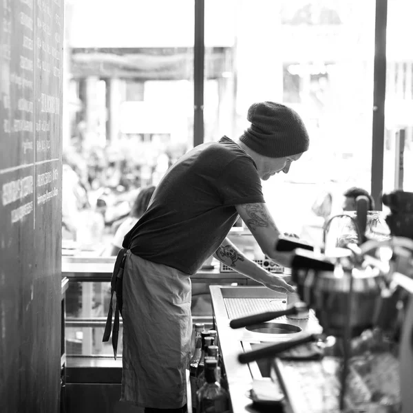 Pessoas no Bar Counter — Fotografia de Stock