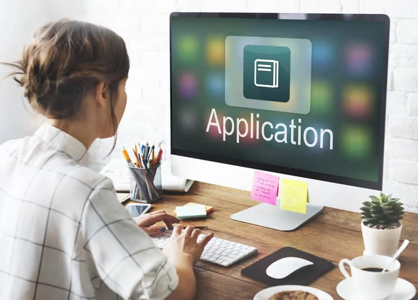 Mujer trabajando en estudio de diseño — Foto de Stock