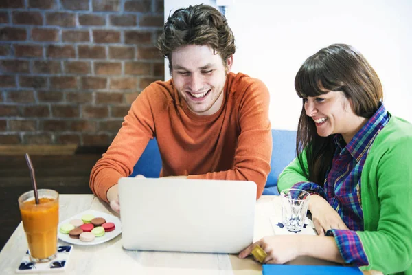 Estudiantes aprendiendo juntos — Foto de Stock