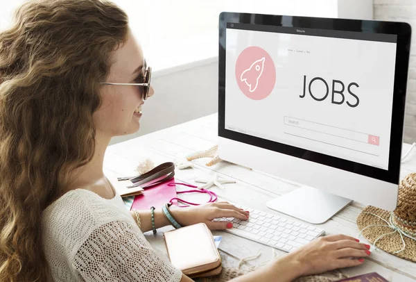 Mujer trabajando con computadora —  Fotos de Stock