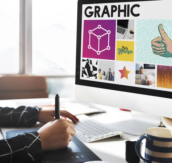 Designer travaillant avec une tablette graphique — Photo