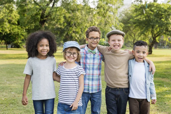 I bambini vestiti casual si divertono — Foto Stock