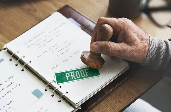 Mann setzt Stempel auf Papier-Notizbuch — Stockfoto