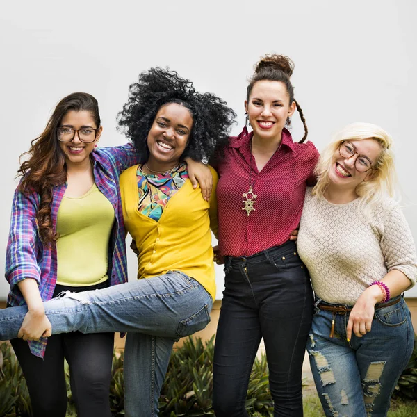 Meninas posando para câmera — Fotografia de Stock