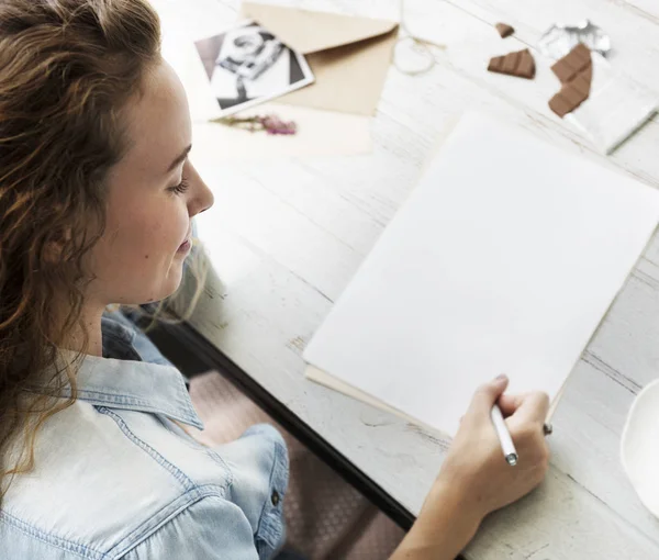 Mujer escribiendo en documento —  Fotos de Stock