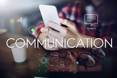 Kız akıllı telefon tarama