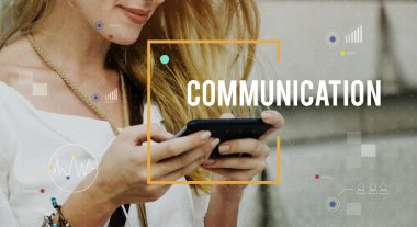 sarışın kadın telefon kullanma