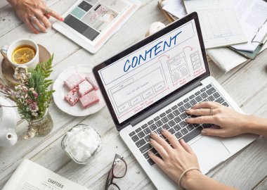  Dizüstü bilgisayarla çalışan kadın