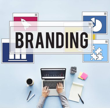 laptop ile çalışan kişi 