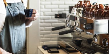 Sakallı Barista adam