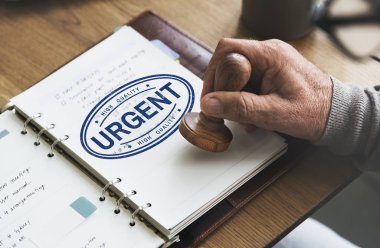 damga kağıt defter üzerinde koyarak adam