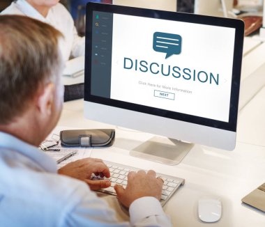 Olgun iş adamı bilgisayarda çalışıyor.