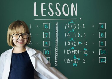 Küçük kız beyaz üniformalı