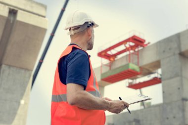 İnşaat işçisi ile mimari planı