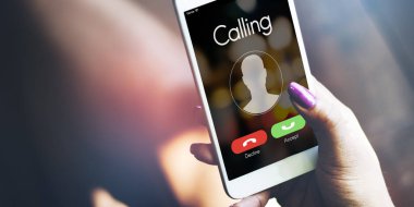 Akıllı telefon kullanan kadın