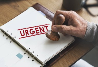 damga kağıt defter üzerinde koyarak adam