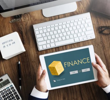 Dijital tablet elinde olan adam