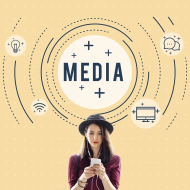 Dijital aygıt kullanan genç kadın