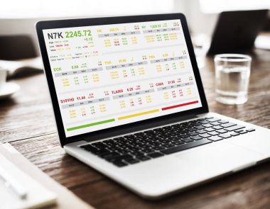 çalışma alanı tablo üstünde laptop  