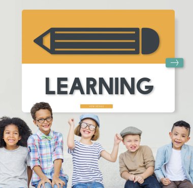 Casual giyinen çocukları iyi eğlenceler