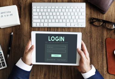 dijital tablet kullanan kadın