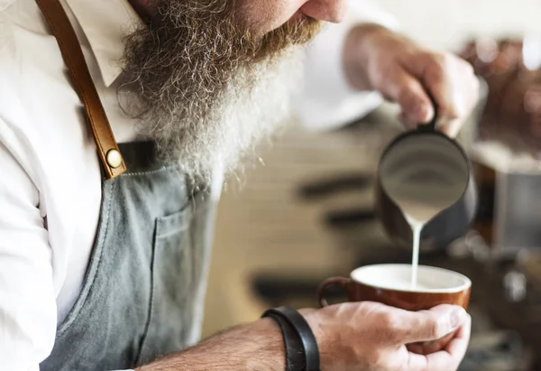 Barista fazendo café cappucino — Fotografia de Stock