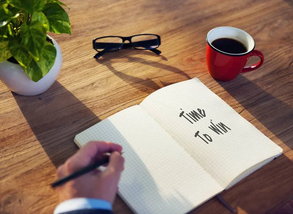 Geschäftsmann schreibt Notizen ins Tagebuch — Stockfoto