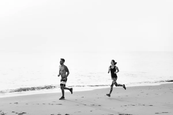 Pareja corriendo en la playa — Foto de Stock