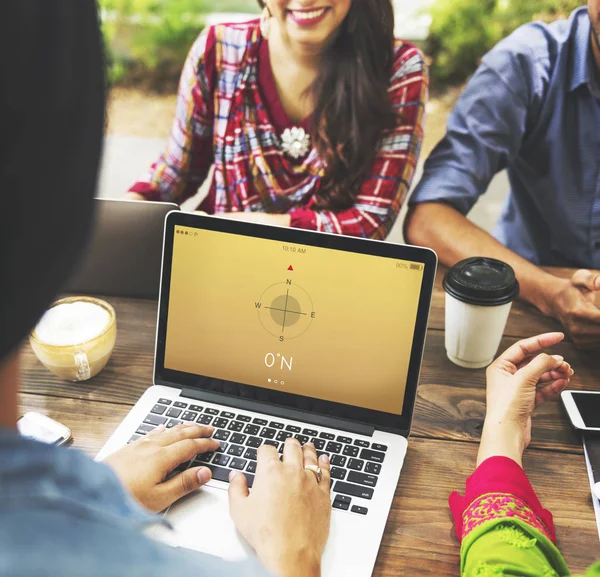 Indianer mit Laptop und Kaffee — Stockfoto