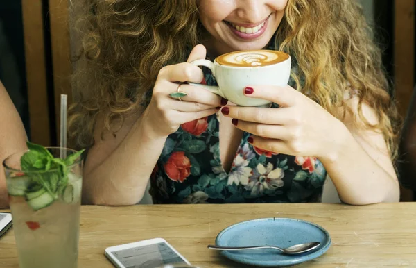 Mujer bebiendo café — Foto de Stock