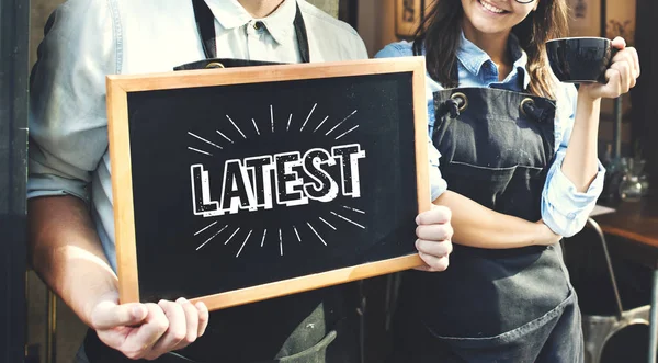 Cafe yakınındaki Blackboard ile garsonlar — Stok fotoğraf