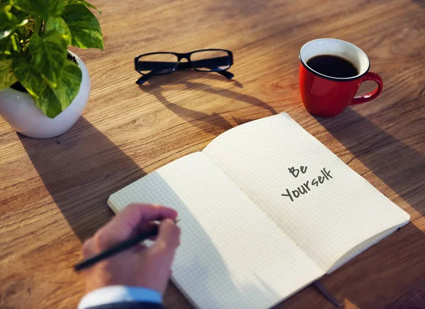 Hombre de negocios escribiendo notas en el diario — Foto de Stock