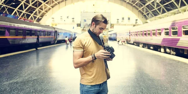 Mann mit Kamera am Bahnhof — Stockfoto