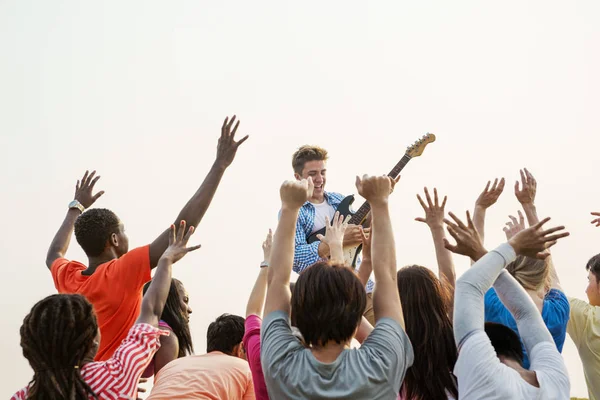 Grupo de pessoas em concerto — Fotografia de Stock