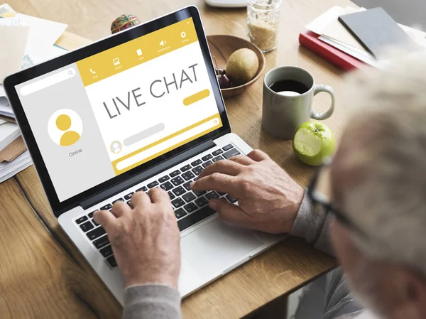 Homem usando laptop na mesa — Fotografia de Stock