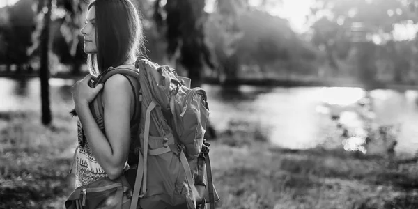 Chica joven con mochila — Foto de Stock