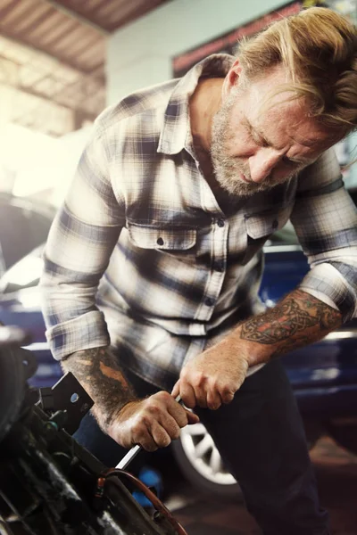 Ar mechanik v garáži — Stock fotografie