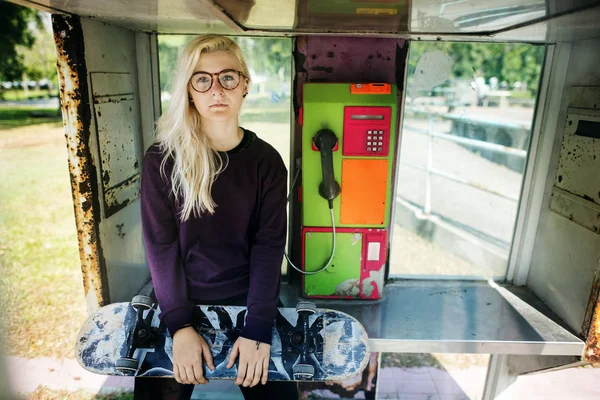 Menina adolescente elegante com skate — Fotografia de Stock