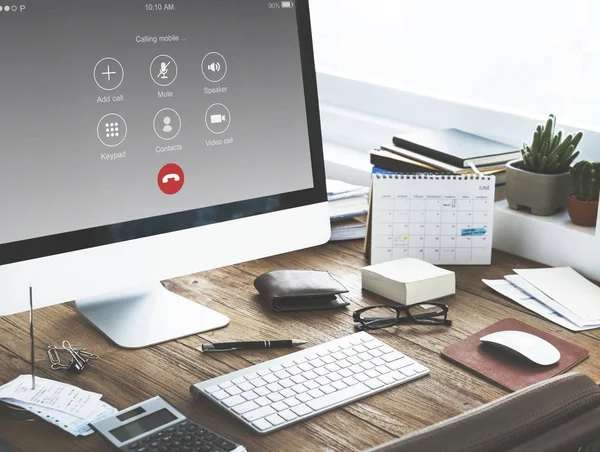 Monitor de computador na mesa do local de trabalho — Fotografia de Stock