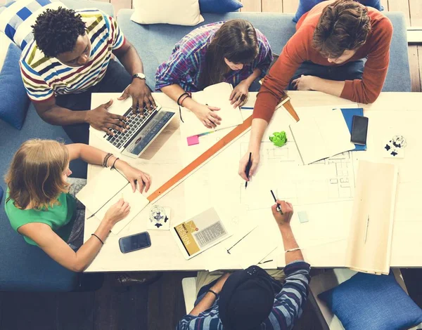 Estudiantes de arquitectura trabajando en la cafetería —  Fotos de Stock