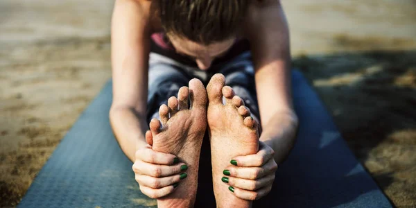 Frau macht Yoga-Übungen — Stockfoto