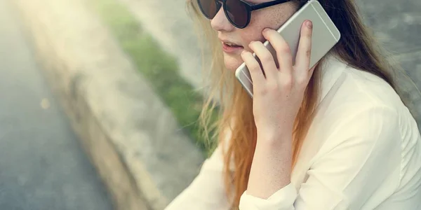 Chica hablando en el teléfono móvil — Foto de Stock
