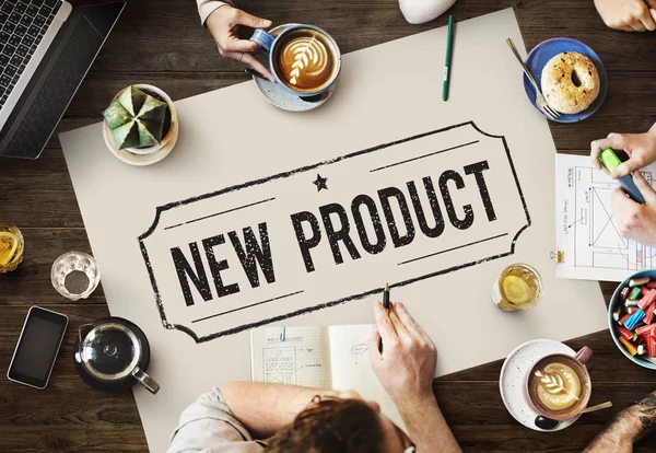 Tabel met poster met nieuw Product concept — Stockfoto