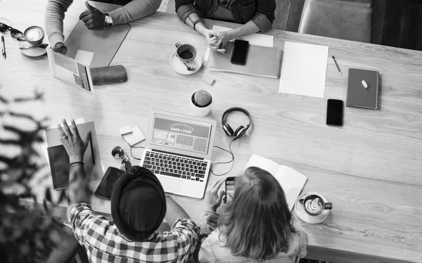 Studenti che imparano insieme — Foto Stock