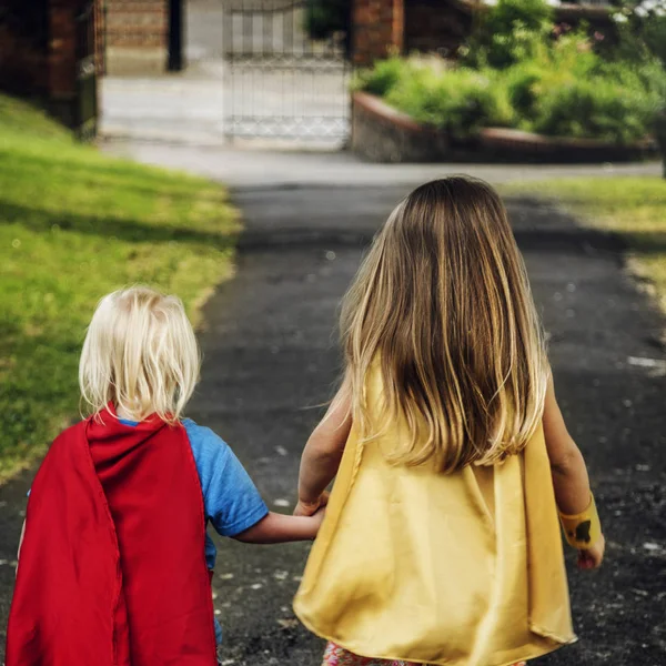 Superhéros amis en costumes — Photo