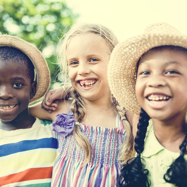 Niños multiétnicos al aire libre —  Fotos de Stock