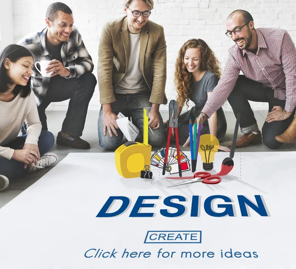 Diseñadores trabajando con póster —  Fotos de Stock