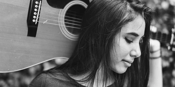 Mujer joven con guitarra acústica —  Fotos de Stock