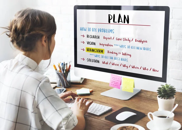 Mujer trabajando en estudio de diseño — Foto de Stock